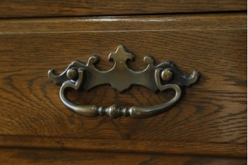中古　超美品　使用感ほぼなし　横浜クラシック家具　ノックオンウッド(knockonwood)　楢(ナラ)材　クラシカルな引手金具のチェスト　定価約25万円　(R-086621)