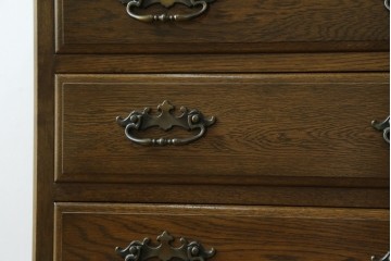中古　超美品　使用感ほぼなし　横浜クラシック家具　ノックオンウッド(knockonwood)　楢(ナラ)材　クラシカルな引手金具のチェスト　定価約25万円　(R-086621)
