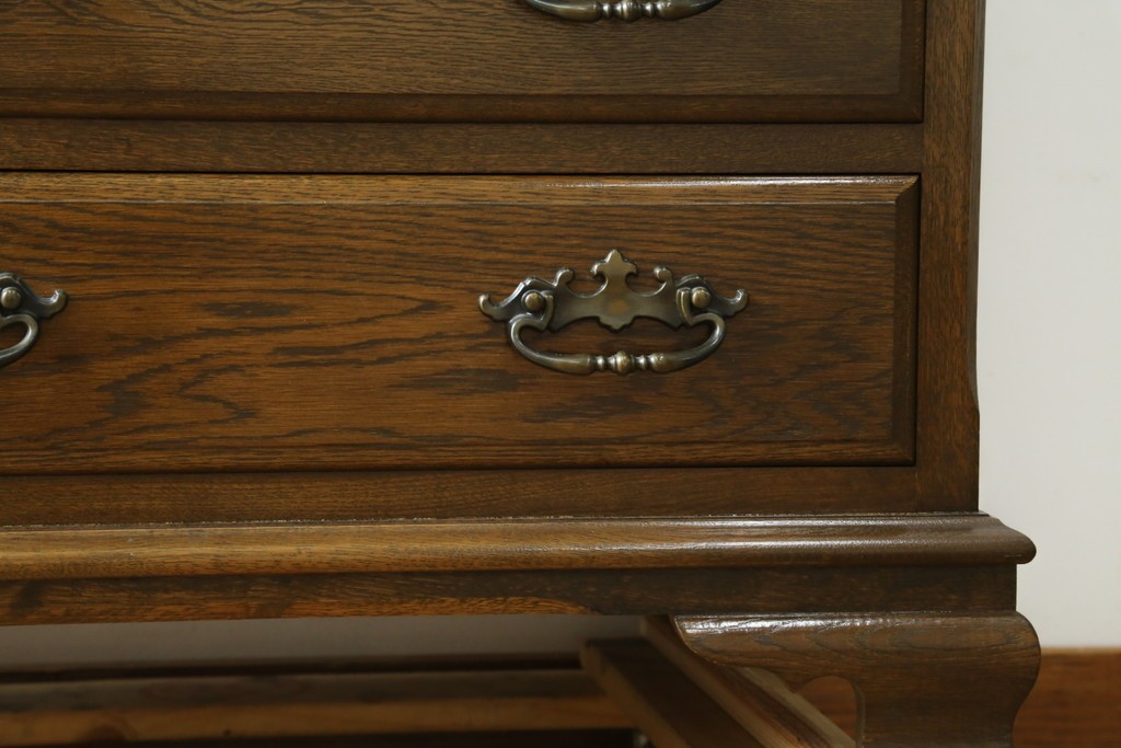 中古　超美品　使用感ほぼなし　横浜クラシック家具　ノックオンウッド(knockonwood)　楢(ナラ)材　クラシカルな引手金具のチェスト　定価約25万円　(R-086621)