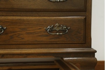 中古　超美品　使用感ほぼなし　横浜クラシック家具　ノックオンウッド(knockonwood)　楢(ナラ)材　クラシカルな引手金具のチェスト　定価約25万円　(R-086621)