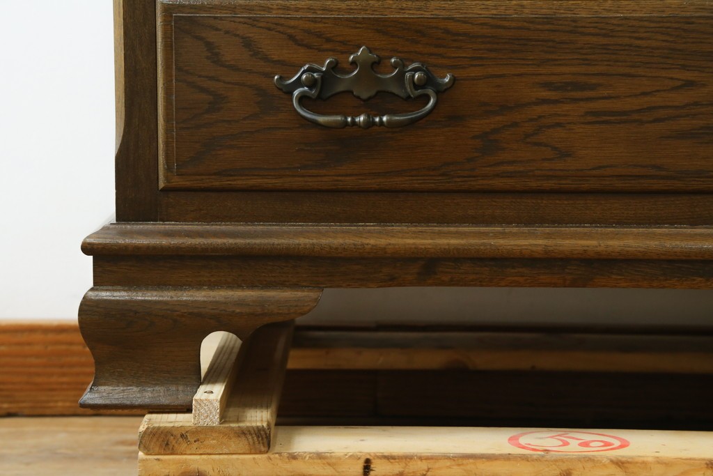 中古　超美品　使用感ほぼなし　横浜クラシック家具　ノックオンウッド(knockonwood)　楢(ナラ)材　クラシカルな引手金具のチェスト　定価約25万円　(R-086621)