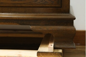 中古　超美品　使用感ほぼなし　横浜クラシック家具　ノックオンウッド(knockonwood)　楢(ナラ)材　クラシカルな引手金具のチェスト　定価約25万円　(R-086621)