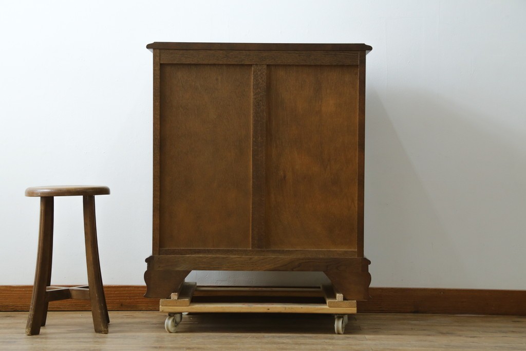 中古　超美品　使用感ほぼなし　横浜クラシック家具　ノックオンウッド(knockonwood)　楢(ナラ)材　クラシカルな引手金具のチェスト　定価約25万円　(R-086621)