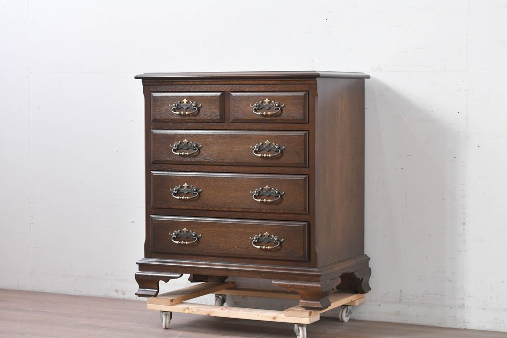 中古　超美品　使用感ほぼなし　横浜クラシック家具　ノックオンウッド(knockonwood)　楢(ナラ)材　クラシカルな引手金具のチェスト　定価約25万円　(R-086622)
