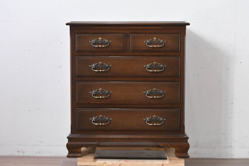 中古　超美品　使用感ほぼなし　横浜クラシック家具　ノックオンウッド(knockonwood)　楢(ナラ)材　クラシカルな引手金具のチェスト　定価約25万円　(R-086622)