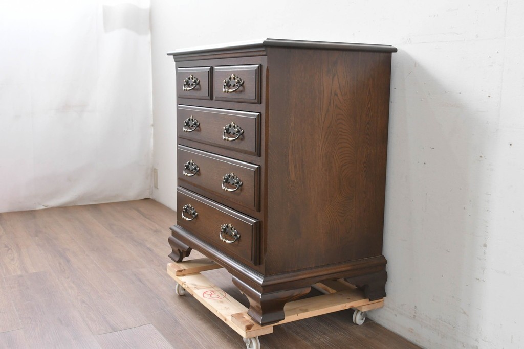 中古　超美品　使用感ほぼなし　横浜クラシック家具　ノックオンウッド(knockonwood)　楢(ナラ)材　クラシカルな引手金具のチェスト　定価約25万円　(R-086622)