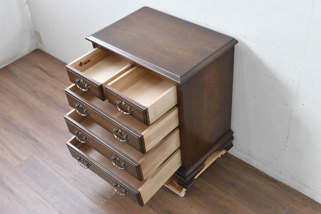 中古　超美品　使用感ほぼなし　横浜クラシック家具　ノックオンウッド(knockonwood)　楢(ナラ)材　クラシカルな引手金具のチェスト　定価約25万円　(R-086622)