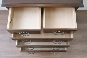 中古　超美品　使用感ほぼなし　横浜クラシック家具　ノックオンウッド(knockonwood)　楢(ナラ)材　クラシカルな引手金具のチェスト　定価約25万円　(R-086622)