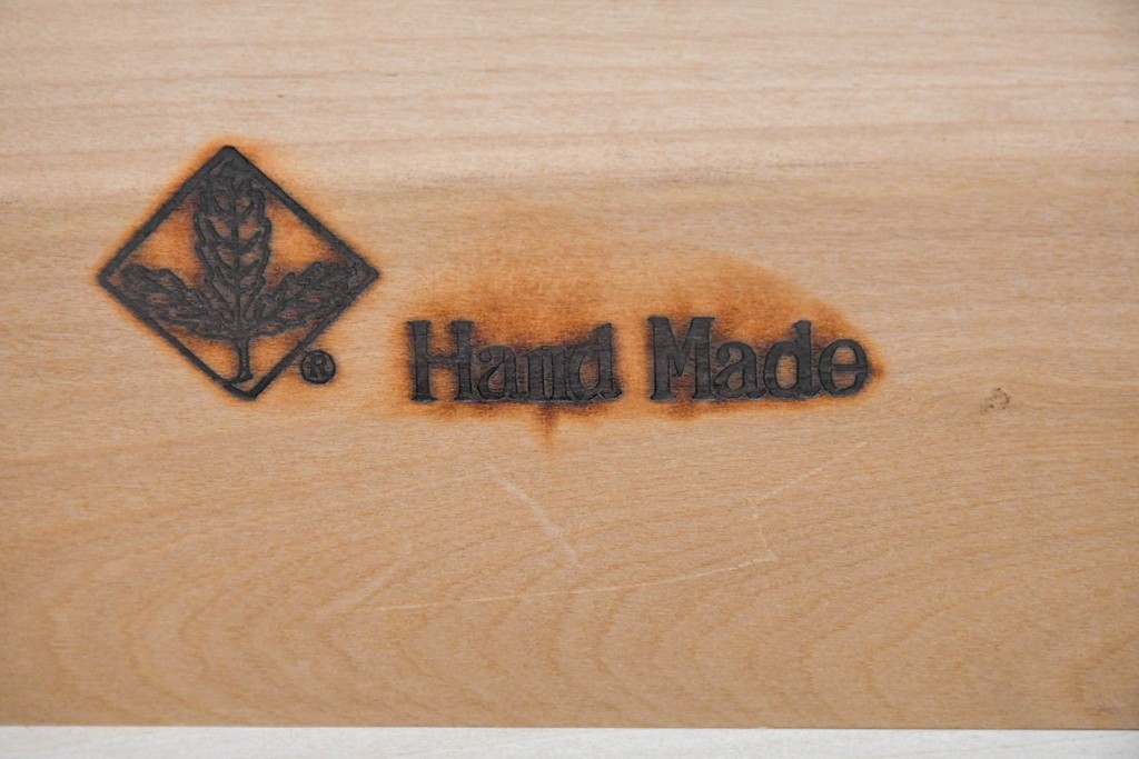 中古　超美品　使用感ほぼなし　横浜クラシック家具　ノックオンウッド(knockonwood)　楢(ナラ)材　クラシカルな引手金具のチェスト　定価約25万円　(R-086622)