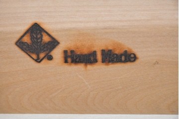 中古　超美品　使用感ほぼなし　横浜クラシック家具　ノックオンウッド(knockonwood)　楢(ナラ)材　クラシカルな引手金具のチェスト　定価約25万円　(R-086622)