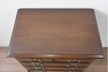 中古　超美品　使用感ほぼなし　横浜クラシック家具　ノックオンウッド(knockonwood)　楢(ナラ)材　クラシカルな引手金具のチェスト　定価約25万円　(R-086622)