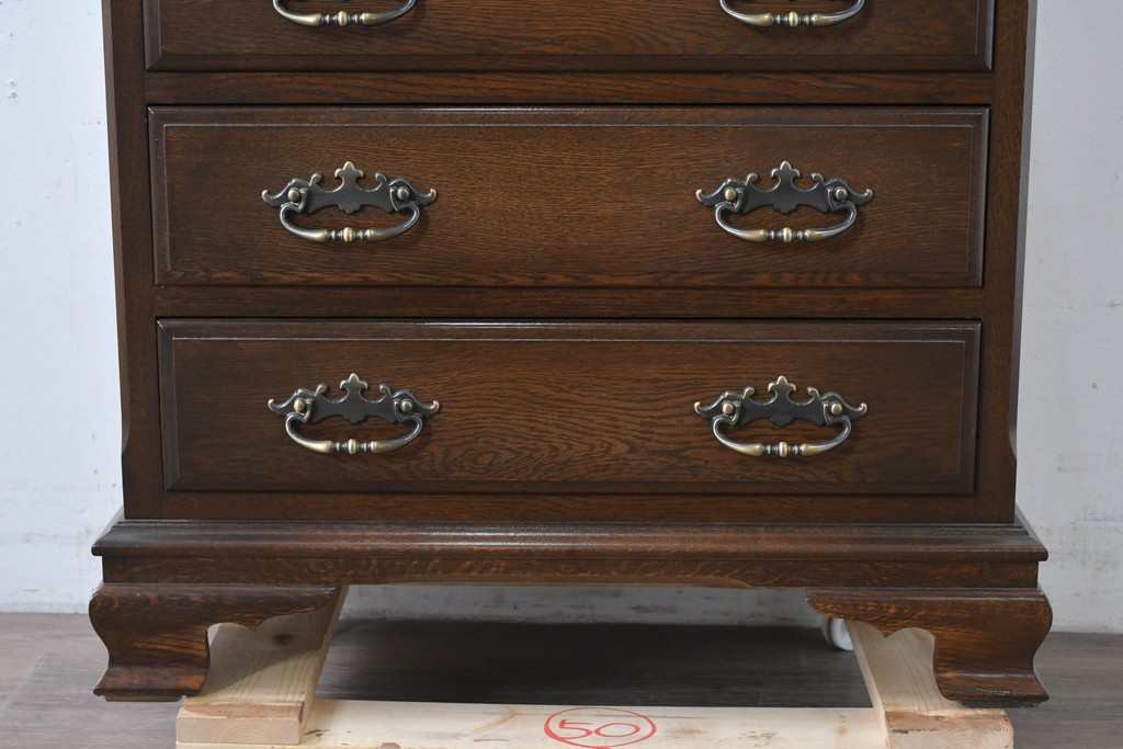 中古　超美品　使用感ほぼなし　横浜クラシック家具　ノックオンウッド(knockonwood)　楢(ナラ)材　クラシカルな引手金具のチェスト　定価約25万円　(R-086622)