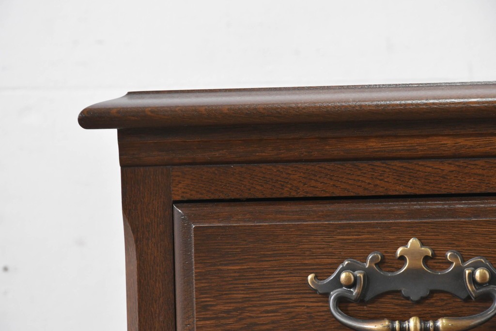 中古　超美品　使用感ほぼなし　横浜クラシック家具　ノックオンウッド(knockonwood)　楢(ナラ)材　クラシカルな引手金具のチェスト　定価約25万円　(R-086622)