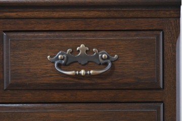 中古　超美品　使用感ほぼなし　横浜クラシック家具　ノックオンウッド(knockonwood)　楢(ナラ)材　クラシカルな引手金具のチェスト　定価約25万円　(R-086622)