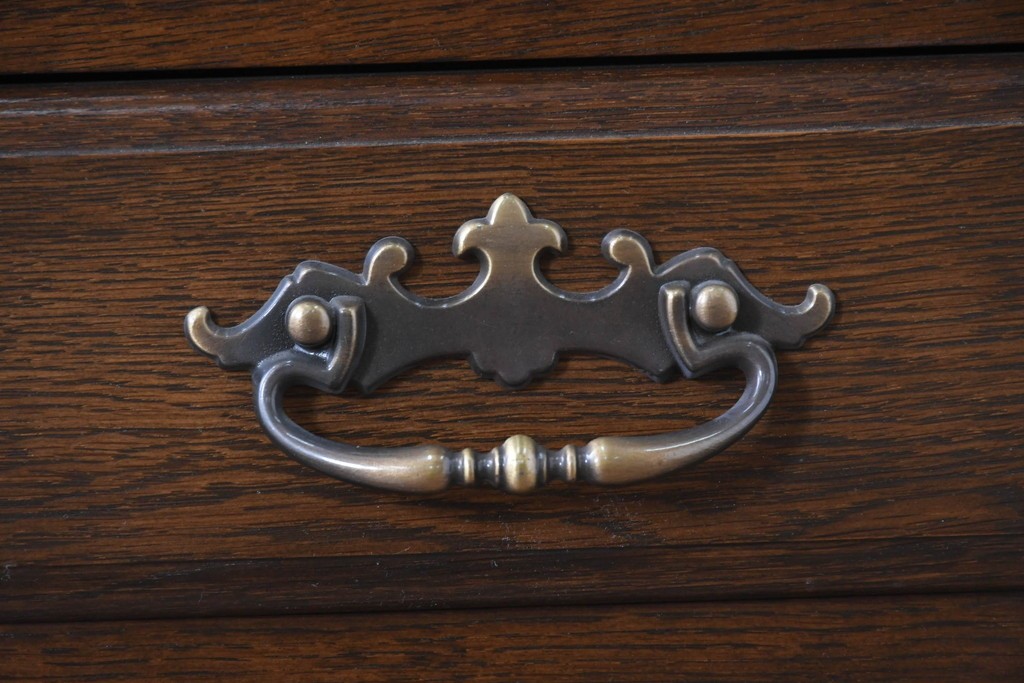 中古　超美品　使用感ほぼなし　横浜クラシック家具　ノックオンウッド(knockonwood)　楢(ナラ)材　クラシカルな引手金具のチェスト　定価約25万円　(R-086622)