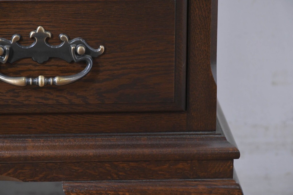 中古　超美品　使用感ほぼなし　横浜クラシック家具　ノックオンウッド(knockonwood)　楢(ナラ)材　クラシカルな引手金具のチェスト　定価約25万円　(R-086622)