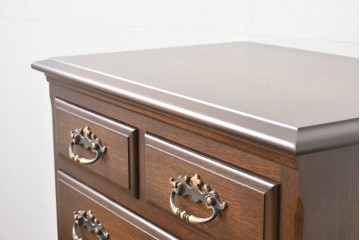 中古　超美品　使用感ほぼなし　横浜クラシック家具　ノックオンウッド(knockonwood)　楢(ナラ)材　クラシカルな引手金具のチェスト　定価約25万円　(R-086622)