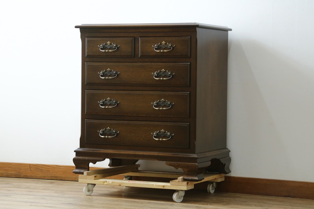 中古　超美品　使用感ほぼなし　横浜クラシック家具　ノックオンウッド(knockonwood)　楢(ナラ)材　クラシカルな引手金具のチェスト　定価約25万円　(R-086622)