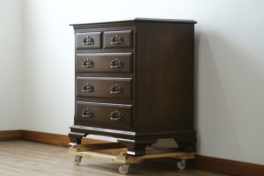中古　超美品　使用感ほぼなし　横浜クラシック家具　ノックオンウッド(knockonwood)　楢(ナラ)材　クラシカルな引手金具のチェスト　定価約25万円　(R-086622)