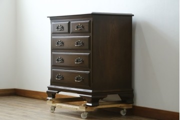 中古　超美品　使用感ほぼなし　横浜クラシック家具　ノックオンウッド(knockonwood)　楢(ナラ)材　クラシカルな引手金具のチェスト　定価約25万円　(R-086622)