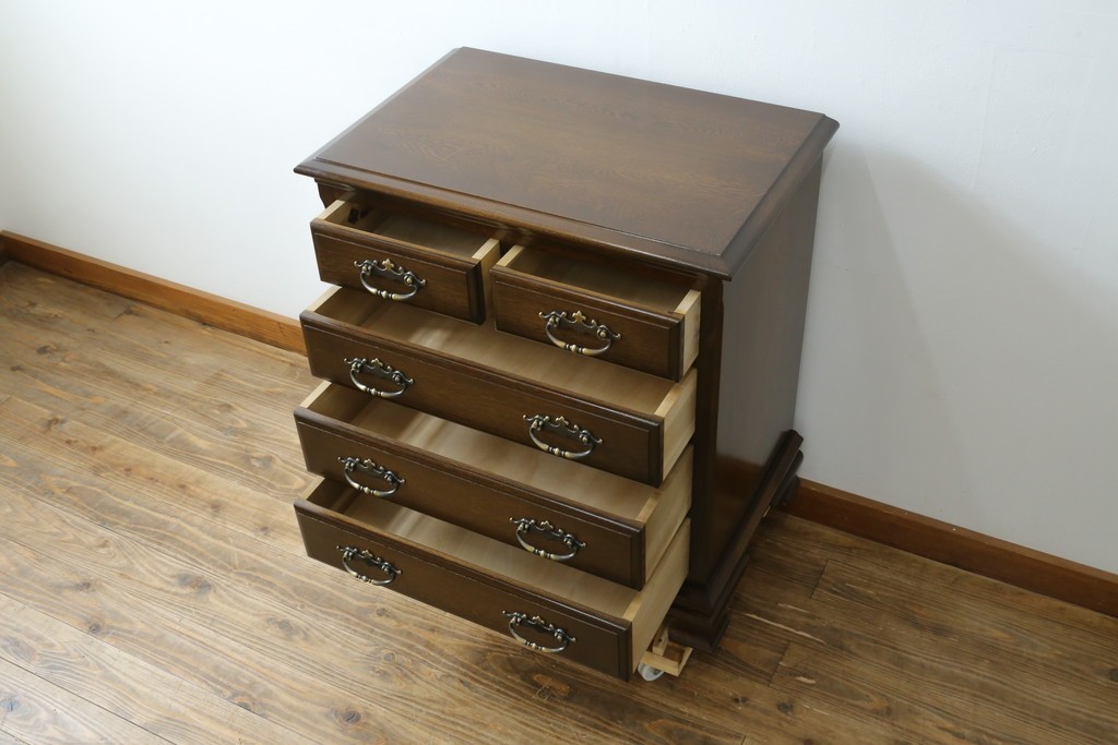 中古　超美品　使用感ほぼなし　横浜クラシック家具　ノックオンウッド(knockonwood)　楢(ナラ)材　クラシカルな引手金具のチェスト　定価約25万円　(R-086622)