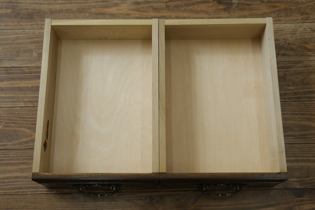中古　超美品　使用感ほぼなし　横浜クラシック家具　ノックオンウッド(knockonwood)　楢(ナラ)材　クラシカルな引手金具のチェスト　定価約25万円　(R-086622)