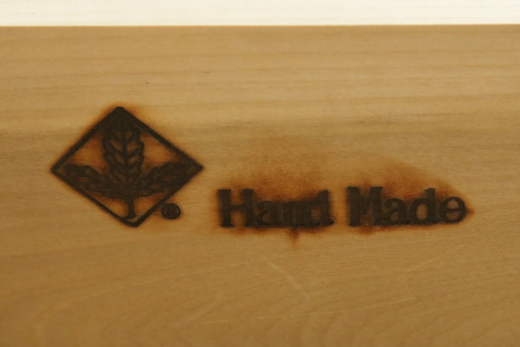 中古　超美品　使用感ほぼなし　横浜クラシック家具　ノックオンウッド(knockonwood)　楢(ナラ)材　クラシカルな引手金具のチェスト　定価約25万円　(R-086622)