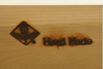 中古　超美品　使用感ほぼなし　横浜クラシック家具　ノックオンウッド(knockonwood)　楢(ナラ)材　クラシカルな引手金具のチェスト　定価約25万円　(R-086622)