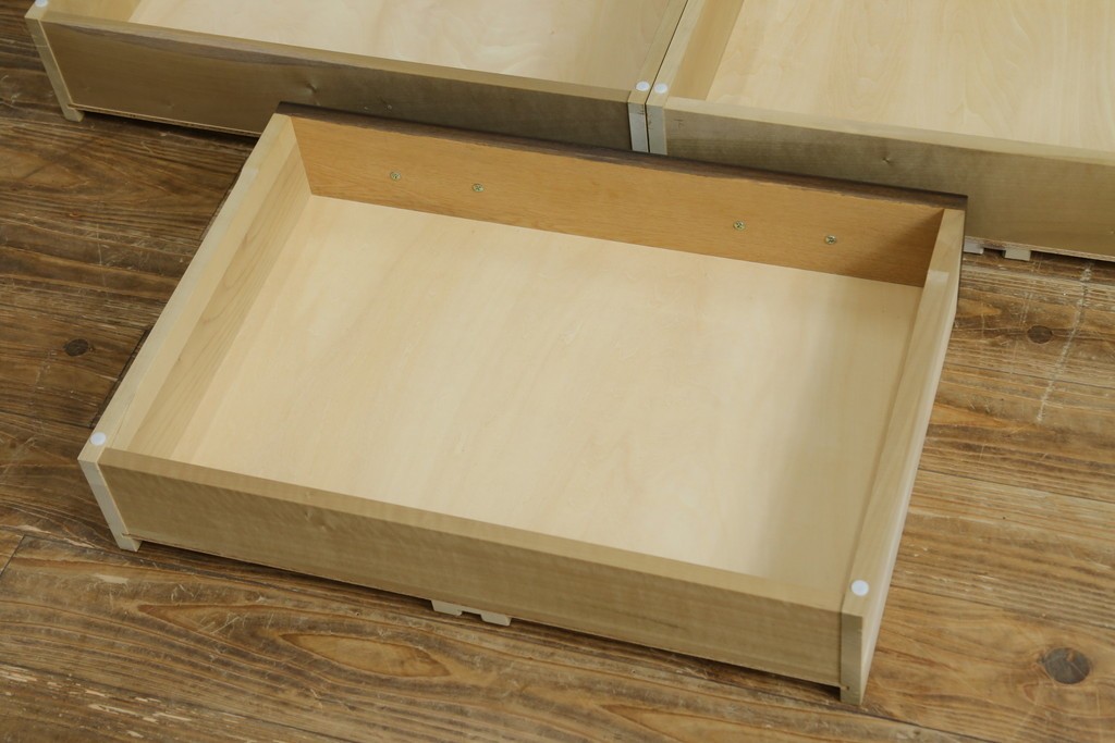 中古　超美品　使用感ほぼなし　横浜クラシック家具　ノックオンウッド(knockonwood)　楢(ナラ)材　クラシカルな引手金具のチェスト　定価約25万円　(R-086622)