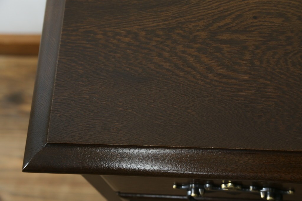 中古　超美品　使用感ほぼなし　横浜クラシック家具　ノックオンウッド(knockonwood)　楢(ナラ)材　クラシカルな引手金具のチェスト　定価約25万円　(R-086622)