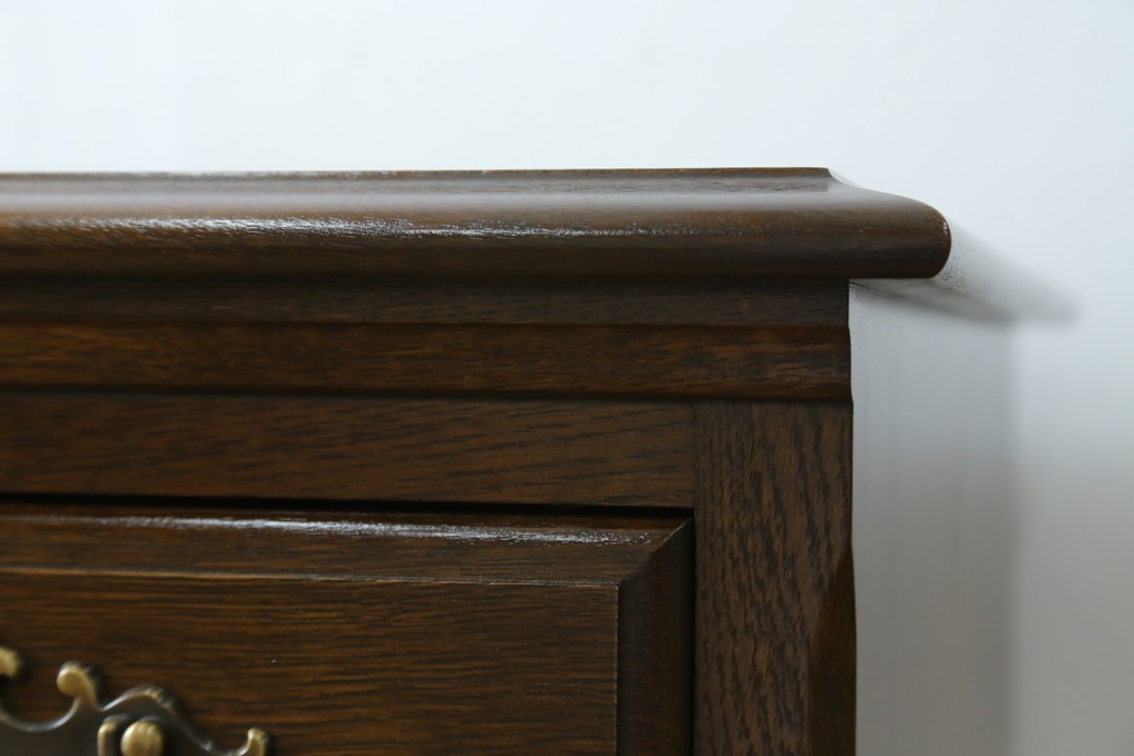 中古　超美品　使用感ほぼなし　横浜クラシック家具　ノックオンウッド(knockonwood)　楢(ナラ)材　クラシカルな引手金具のチェスト　定価約25万円　(R-086622)