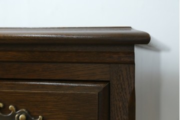 中古　超美品　使用感ほぼなし　横浜クラシック家具　ノックオンウッド(knockonwood)　楢(ナラ)材　クラシカルな引手金具のチェスト　定価約25万円　(R-086622)