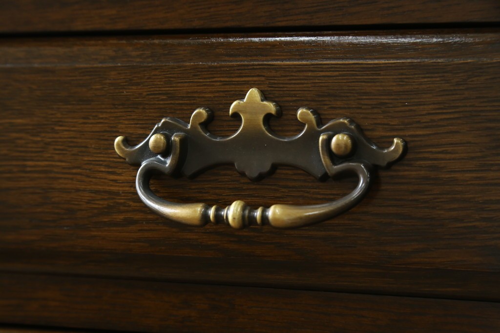 中古　超美品　使用感ほぼなし　横浜クラシック家具　ノックオンウッド(knockonwood)　楢(ナラ)材　クラシカルな引手金具のチェスト　定価約25万円　(R-086622)