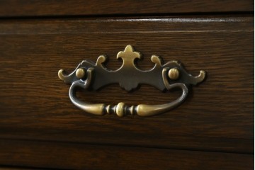 中古　超美品　使用感ほぼなし　横浜クラシック家具　ノックオンウッド(knockonwood)　楢(ナラ)材　クラシカルな引手金具のチェスト　定価約25万円　(R-086622)