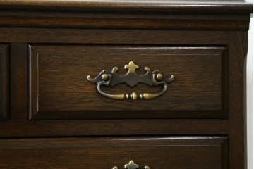 中古　超美品　使用感ほぼなし　横浜クラシック家具　ノックオンウッド(knockonwood)　楢(ナラ)材　クラシカルな引手金具のチェスト　定価約25万円　(R-086622)