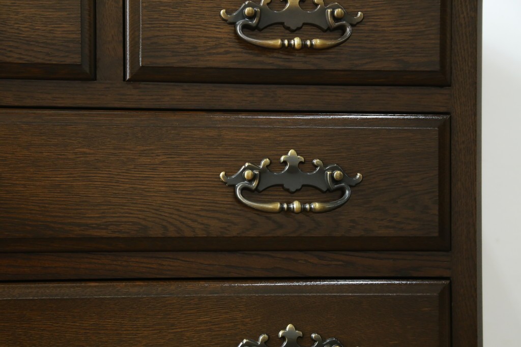 中古　超美品　使用感ほぼなし　横浜クラシック家具　ノックオンウッド(knockonwood)　楢(ナラ)材　クラシカルな引手金具のチェスト　定価約25万円　(R-086622)