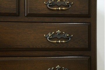 中古　超美品　使用感ほぼなし　横浜クラシック家具　ノックオンウッド(knockonwood)　楢(ナラ)材　クラシカルな引手金具のチェスト　定価約25万円　(R-086622)