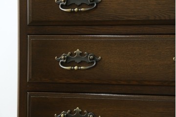 中古　超美品　使用感ほぼなし　横浜クラシック家具　ノックオンウッド(knockonwood)　楢(ナラ)材　クラシカルな引手金具のチェスト　定価約25万円　(R-086622)