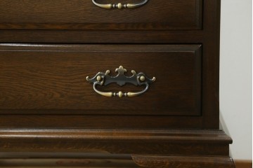 中古　超美品　使用感ほぼなし　横浜クラシック家具　ノックオンウッド(knockonwood)　楢(ナラ)材　クラシカルな引手金具のチェスト　定価約25万円　(R-086622)
