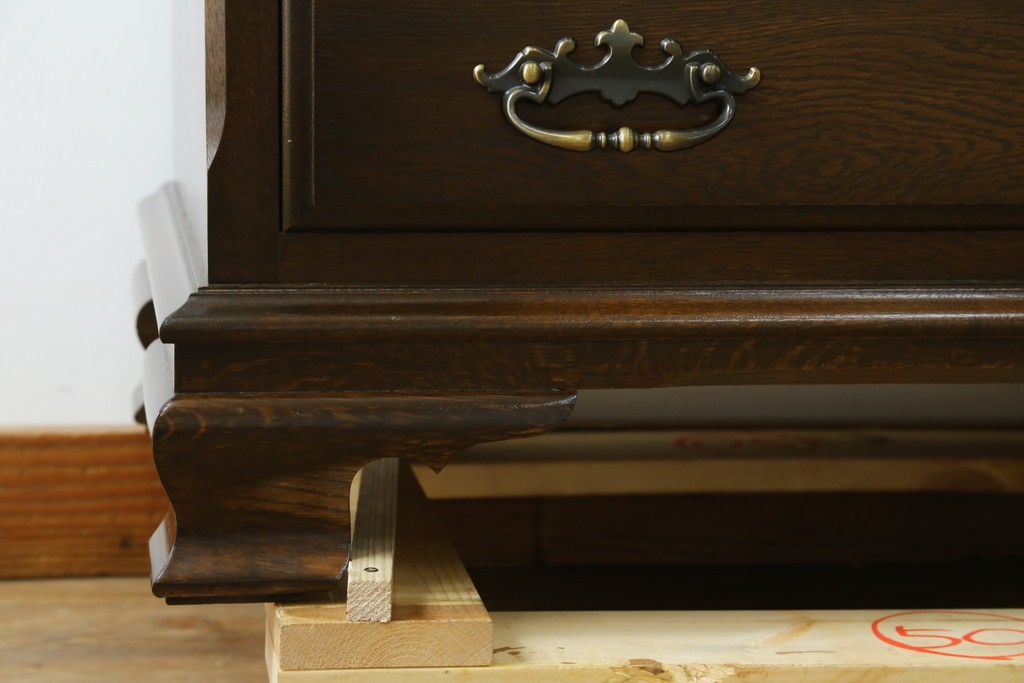 中古　超美品　使用感ほぼなし　横浜クラシック家具　ノックオンウッド(knockonwood)　楢(ナラ)材　クラシカルな引手金具のチェスト　定価約25万円　(R-086622)