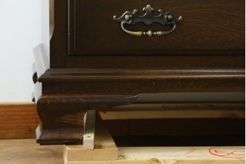 中古　超美品　使用感ほぼなし　横浜クラシック家具　ノックオンウッド(knockonwood)　楢(ナラ)材　クラシカルな引手金具のチェスト　定価約25万円　(R-086622)