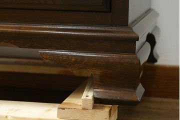 中古　超美品　使用感ほぼなし　横浜クラシック家具　ノックオンウッド(knockonwood)　楢(ナラ)材　クラシカルな引手金具のチェスト　定価約25万円　(R-086622)