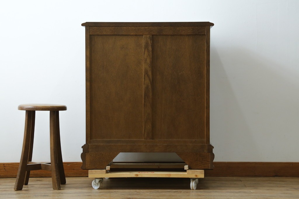 中古　超美品　使用感ほぼなし　横浜クラシック家具　ノックオンウッド(knockonwood)　楢(ナラ)材　クラシカルな引手金具のチェスト　定価約25万円　(R-086622)