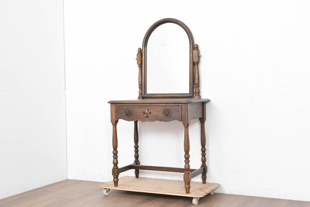 中古　別途有料でデスクにもリメイク可能!!　神戸洋家具　楢(ナラ)材　クラシカルな彫刻入りのドレッサー　(R-086623)