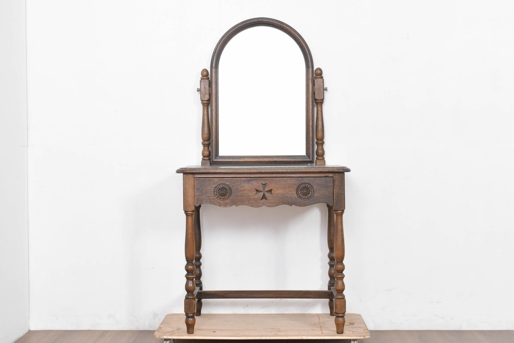 中古　別途有料でデスクにもリメイク可能!!　神戸洋家具　楢(ナラ)材　クラシカルな彫刻入りのドレッサー　(R-086623)