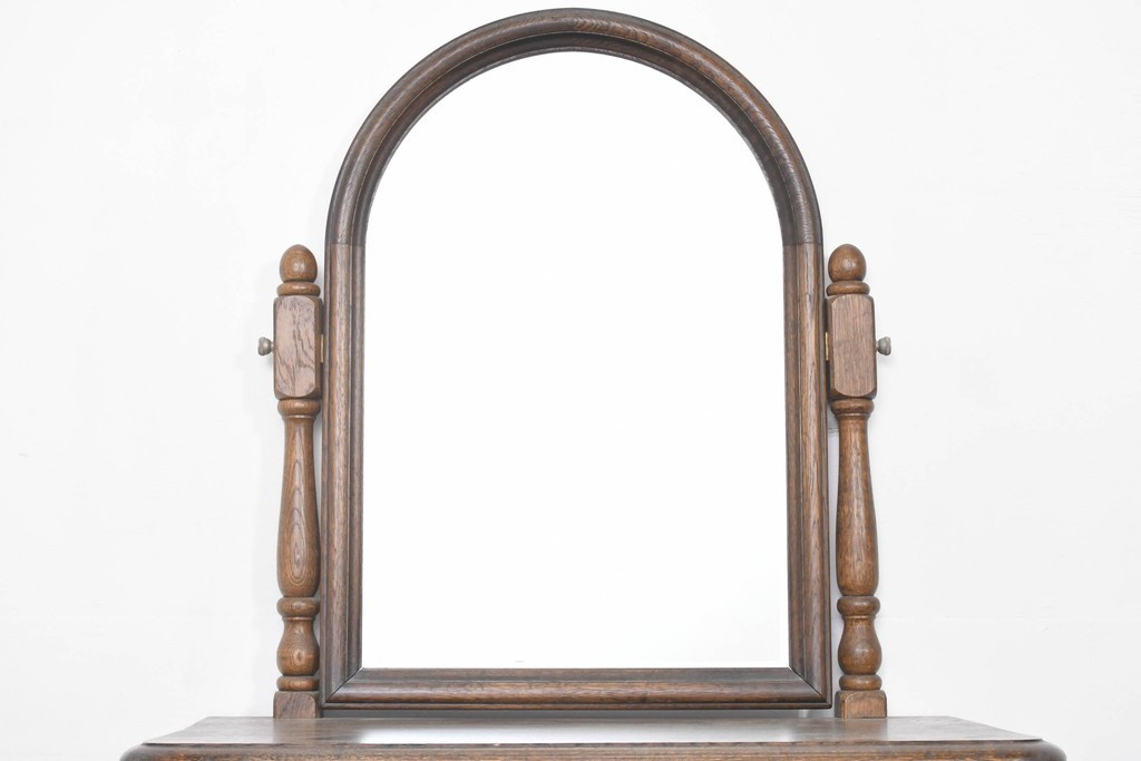 中古　別途有料でデスクにもリメイク可能!!　神戸洋家具　楢(ナラ)材　クラシカルな彫刻入りのドレッサー　(R-086623)