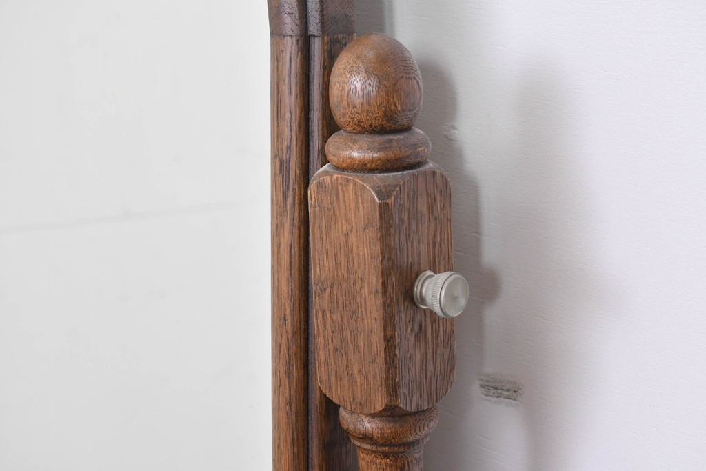 中古　別途有料でデスクにもリメイク可能!!　神戸洋家具　楢(ナラ)材　クラシカルな彫刻入りのドレッサー　(R-086623)