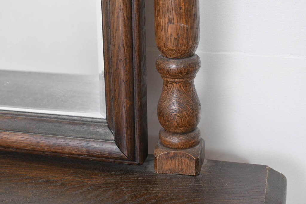 中古　別途有料でデスクにもリメイク可能!!　神戸洋家具　楢(ナラ)材　クラシカルな彫刻入りのドレッサー　(R-086623)