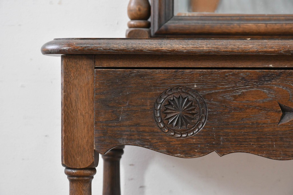 中古　別途有料でデスクにもリメイク可能!!　神戸洋家具　楢(ナラ)材　クラシカルな彫刻入りのドレッサー　(R-086623)