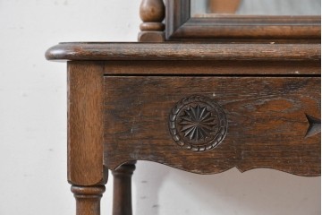 中古　別途有料でデスクにもリメイク可能!!　神戸洋家具　楢(ナラ)材　クラシカルな彫刻入りのドレッサー　(R-086623)